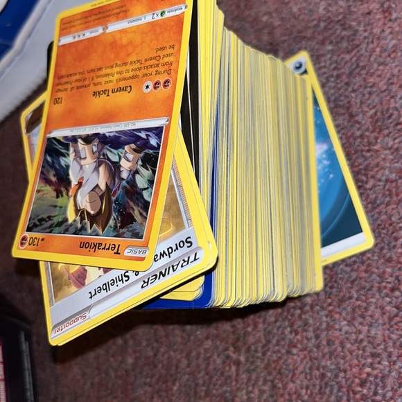 A Pokémon tin and over 300 rare and uncommon Pokémon cards. - Picture 2 of 4